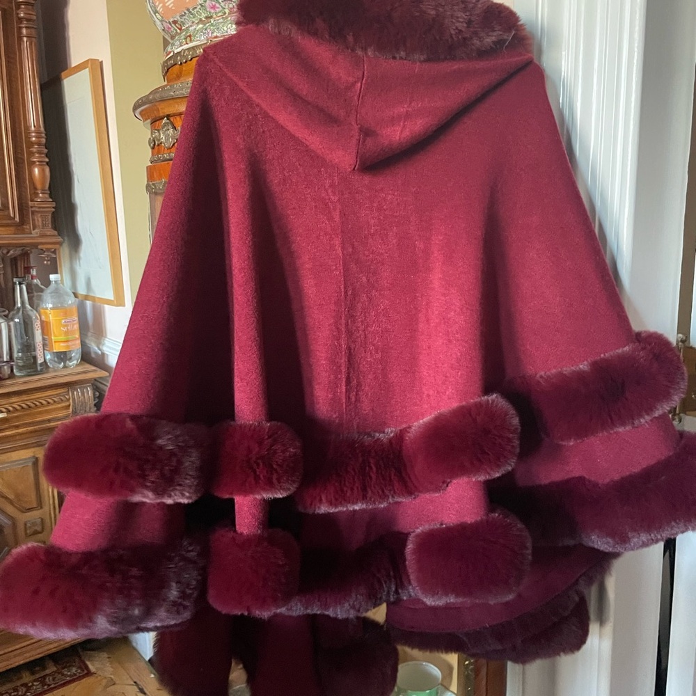 Chic Burgundy Cape with Fur Accents